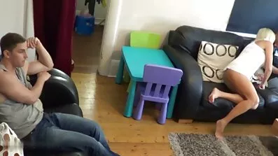 વ્યક્તિ એર બીપી સેકસી ઓપન વીડિયો ગાદલા સાથે રૂમમાં ટોટી પર એક યુવાન સોનેરી ખેંચાય છે