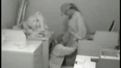 નાતાલના દિવસે, તેણીએ સેકસી સેકસી વીડિયો બીપી તેના પતિને બ્લોજોબ આપ્યો અને તેને ગર્દભમાં વાહિયાત થવા દીધો.